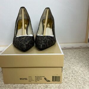 EUC. Michael Kors MK Flex Cheetah Brown Stripe Pointed Toe Mid Pump Heel